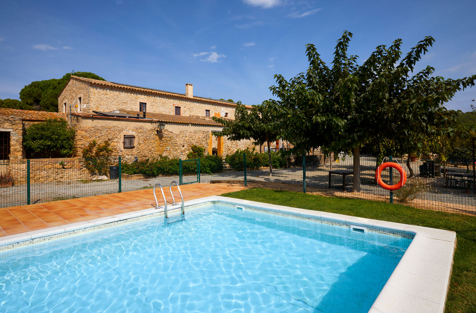 Jardí i Piscina Mas Ramades Turisme Rural i Esport
