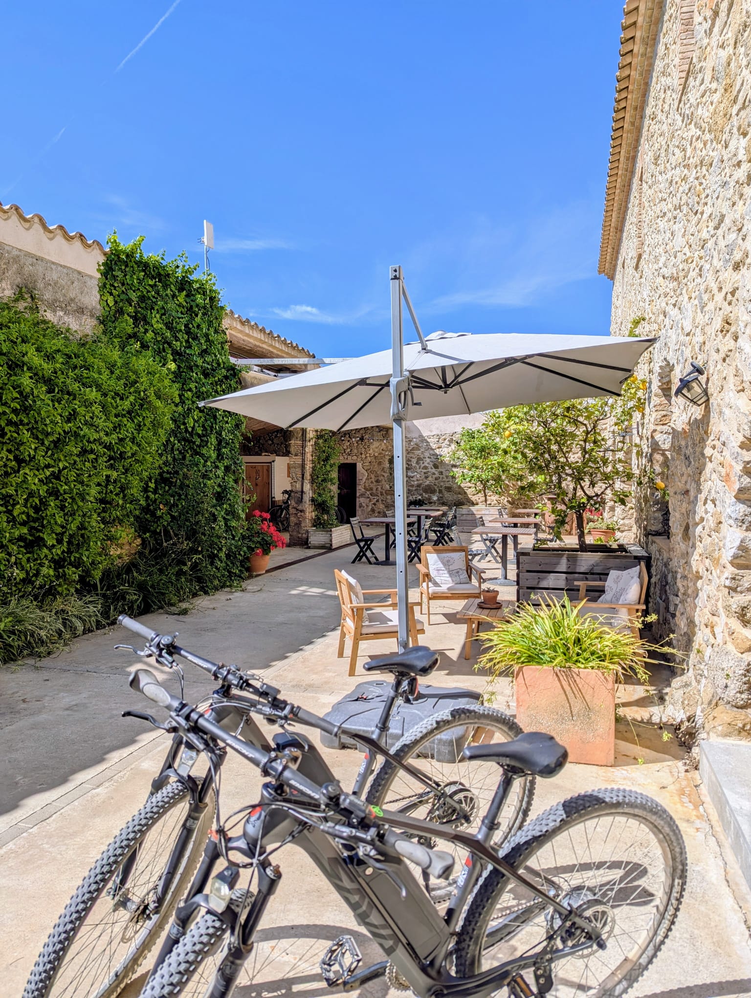 Mas Ramades jardí interior, bicicleta electrica, excursions per Empordà pedant i gaudint des d'una masia rural.