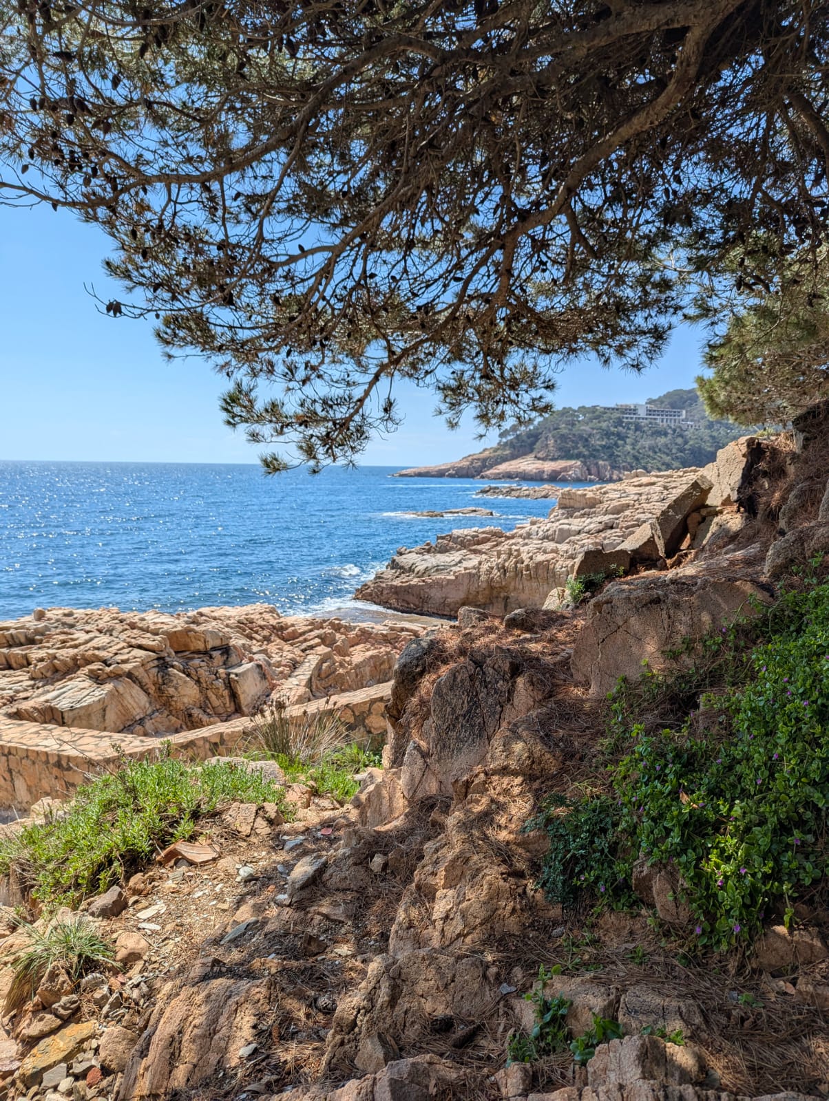 Cala de Begur a l'Empordà amb vistes al mar i muntanya.